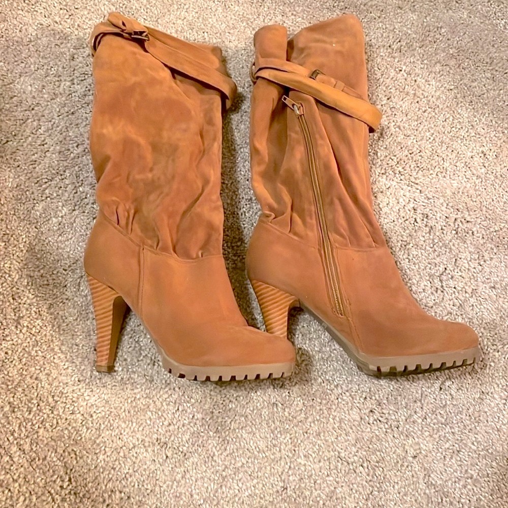 Heeled camel suede boots zippered sides
Size 6.5 fleece